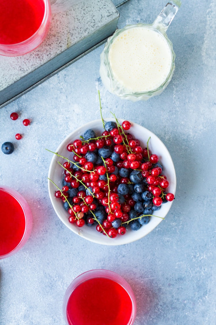 Red currants and blueberries to make this homemade jello recipe.