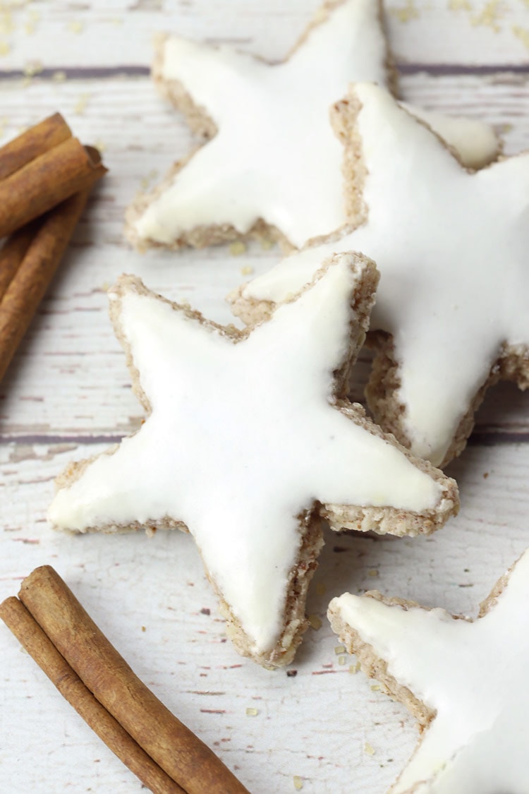 Cinnamon cookies cut as stars and glazed with white glazing.