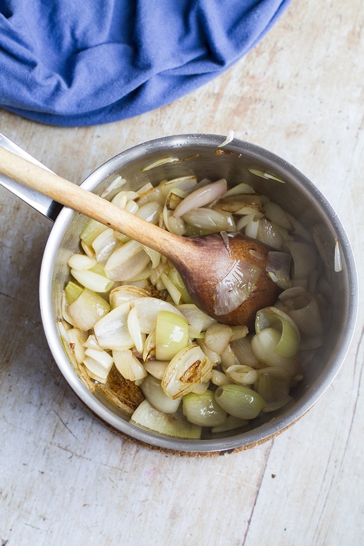 Saucepan with cooked shallots.